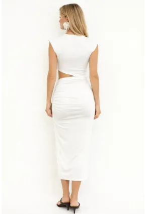 Beyaz Cut-Out Detaylı Drapeli Midi Elbise – Vücuda Oturan Şık Tasarım