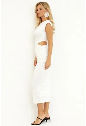 Beyaz Cut-Out Detaylı Drapeli Midi Elbise – Vücuda Oturan Şık Tasarım
