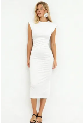 Beyaz Cut-Out Detaylı Drapeli Midi Elbise – Vücuda Oturan Şık Tasarım
