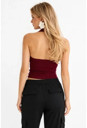 Bordo Halter Yaka Crop Bluz – Esnek Fit, Sırt Dekolteli Şık Tasarım
