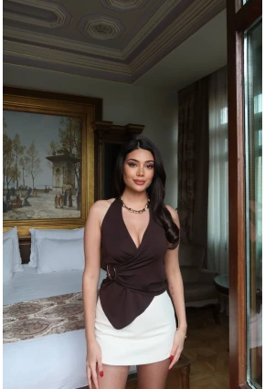 Dalgıç Kumaş Aksesuarlı Boyundan Geçmeli Bluz