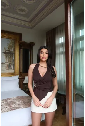 Dalgıç Kumaş Aksesuarlı Boyundan Geçmeli Bluz