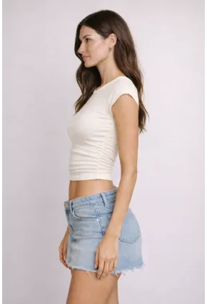 Ekru Bürümcük Kumaş Yanları Lastikli Crop Bluz – Esnek ve Vücuda Oturan Şık Tasarım