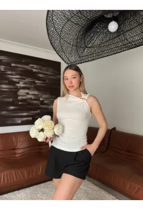 Gold Aksesuarlı Drapeli Ekru Bluz