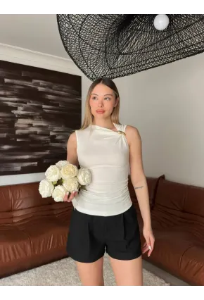 Gold Aksesuarlı Drapeli Ekru Bluz