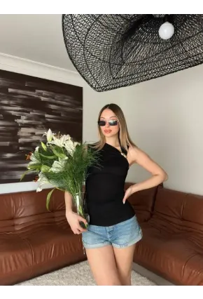 Gold Aksesuarlı Drapeli Siyah Bluz