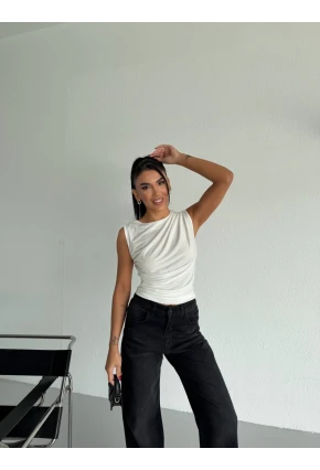 Kadın Kolsuz Dökümlü Sandy Kumaş Bluz Beyaz