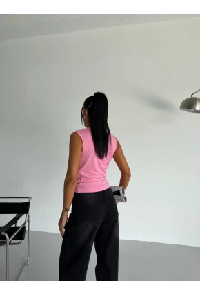 Kadın Kolsuz Dökümlü Sandy Kumaş Bluz Pembe