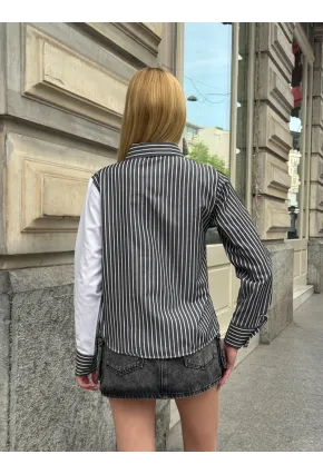 Kadın Siyah Çizgili Kol Asimetrik Düğme Detaylı Gömlek