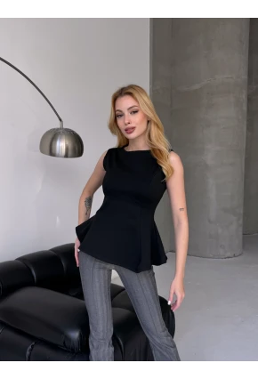 Kadın Volanlı Vücüda Oturan Sıfır Kol Bluz Siyah