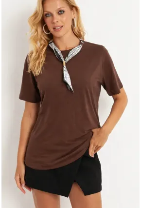 Kahverengi Fular Detaylı Basic T-Shirt