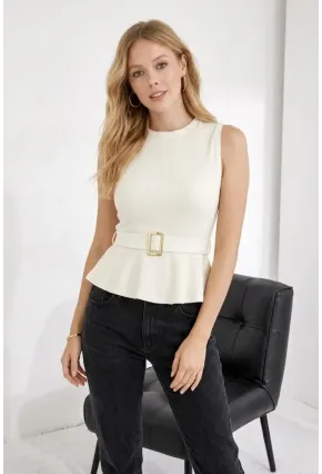 Kemer Detaylı Volanlı Beyaz Bluz – Şık ve Modern Kesim