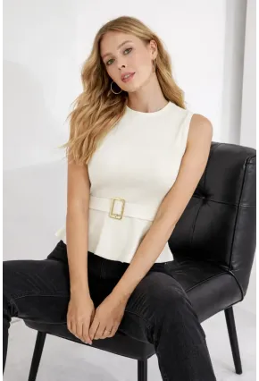 Kemer Detaylı Volanlı Beyaz Bluz – Şık ve Modern Kesim