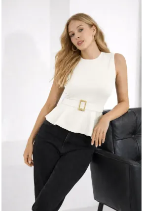 Kemer Detaylı Volanlı Beyaz Bluz – Şık ve Modern Kesim