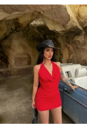 Kırmızı Drapeli Halter Yaka Mini Elbise – Vücuda Oturan Şık Gece Elbisesi