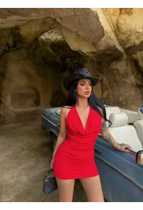 Kırmızı Drapeli Halter Yaka Mini Elbise – Vücuda Oturan Şık Gece Elbisesi