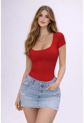 Kırmızı Sandy Kumaş Kare Yaka Kısa Kollu Kadın Bodysuit – Fit & Şık Tasarım