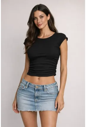 Siyah Bürümcük Kumaş Yanları Lastikli Crop Bluz – Esnek ve Vücuda Oturan Şık Tasarım