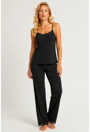 Siyah Dantel Detaylı Askılı Kadın Pijama Takımı – Rahat & Şık Ev Giyimi