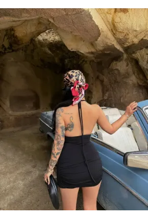 Siyah Drapeli Halter Yaka Mini Elbise – Vücuda Oturan Şık Gece Elbisesi
