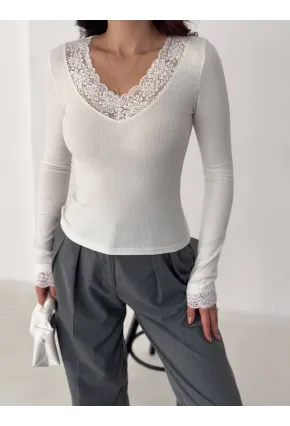 V Yaka Dantel Detay Beyaz Bluz