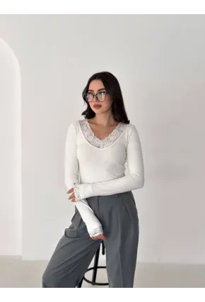 V Yaka Dantel Detay Beyaz Bluz