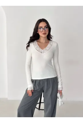 V Yaka Dantel Detay Beyaz Bluz