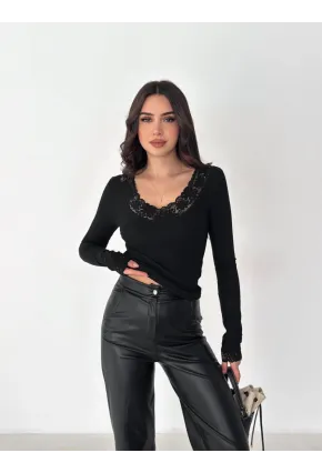 V Yaka Dantel Detay Siyah Bluz