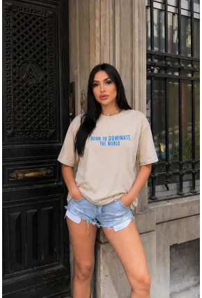 Bej “Born to Dominate the World” Baskılı Oversize Penye T-Shirt – Modern & Motivasyonel Tasarım