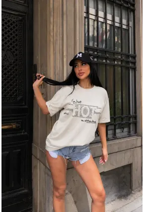 Bej Yazı Baskılı Oversize Penye T-Shirt – “I’m Just an Attractive Introvert” Tasarım