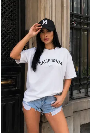 Beyaz “California 1991” Yazı Baskılı Oversize Penye T-Shirt – Minimal & Spor Şık Tasarım