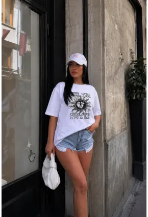 Beyaz Güneş Baskılı Oversize Penye T-Shirt – “The Power” Yazılı Trend Tasarım
