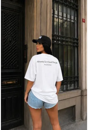 Beyaz Minimal Yazı Baskılı Oversize Penye T-Shirt – “Adversity Is A Good Discipline” Tasarım