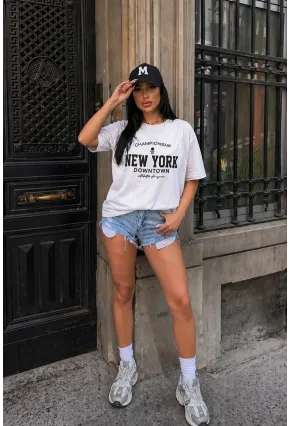 Beyaz “New York Downtown” Yazı Baskılı Oversize Penye T-Shirt – Spor & Günlük Stil Tasarım