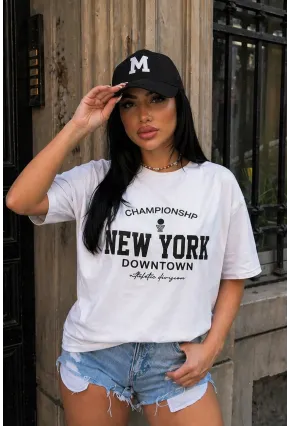 Beyaz “New York Downtown” Yazı Baskılı Oversize Penye T-Shirt – Spor & Günlük Stil Tasarım