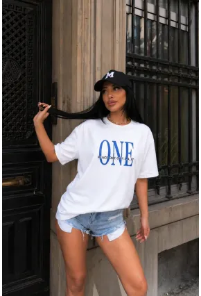 Beyaz “ONE” Yazı Baskılı Oversize Penye T-Shirt – Modern Sokak Stili Tasarım