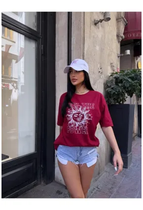 Bordo Güneş Baskılı Oversize Penye T-Shirt – “The Power” Yazılı Trend Tasarım