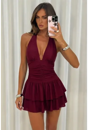 Bordo Scuba Kumaş Büzgü Detaylı Fırfırlı Mini Elbise – V Yaka Şık Gece Elbisesi