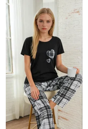 Kalp Detaylı Siyah T-Shirt & Ekose Desenli Kadın Uzun Pijama Takımı – Rahat Ev Giyimi