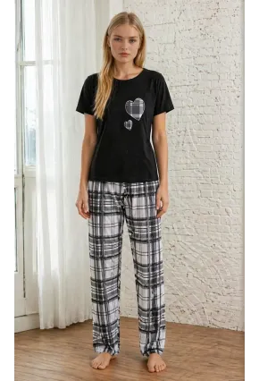 Kalp Detaylı Siyah T-Shirt & Ekose Desenli Kadın Uzun Pijama Takımı – Rahat Ev Giyimi