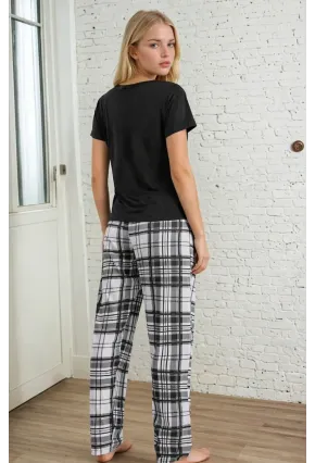 Kalp Detaylı Siyah T-Shirt & Ekose Desenli Kadın Uzun Pijama Takımı – Rahat Ev Giyimi