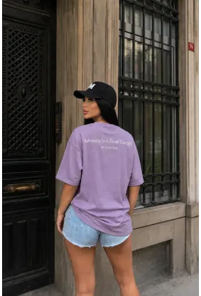 Lila Minimal Yazı Baskılı Oversize Penye T-Shirt – “Adversity Is A Good Discipline” Tasarım