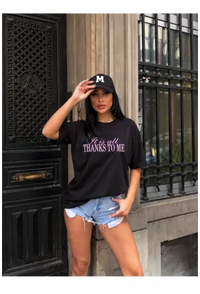 Siyah Baskılı Oversize Penye T-Shirt – “It is all Thanks to Me” Yazılı Modern Tasarım