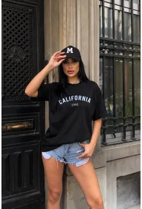 Siyah “California 1991” Yazı Baskılı Oversize Penye T-Shirt – Minimal & Spor Şık Tasarım