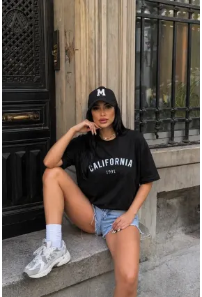 Siyah “California 1991” Yazı Baskılı Oversize Penye T-Shirt – Minimal & Spor Şık Tasarım