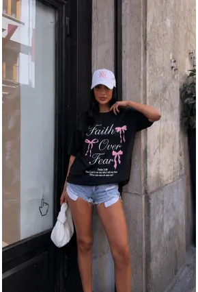Siyah “Faith Over Fear” Yazılı Fiyonk Baskılı Oversize Penye T-Shirt – Modern & Şık Tasarım