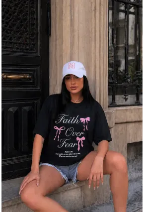 Siyah “Faith Over Fear” Yazılı Fiyonk Baskılı Oversize Penye T-Shirt – Modern & Şık Tasarım