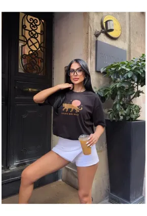 Siyah Kaplan Baskılı Oversize Penye T-Shirt – “Leave Her Wild” Yazılı Modern Tasarım