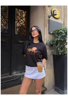 Siyah Kaplan Baskılı Oversize Penye T-Shirt – “Leave Her Wild” Yazılı Modern Tasarım
