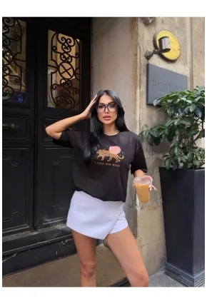 Siyah Kaplan Baskılı Oversize Penye T-Shirt – “Leave Her Wild” Yazılı Modern Tasarım